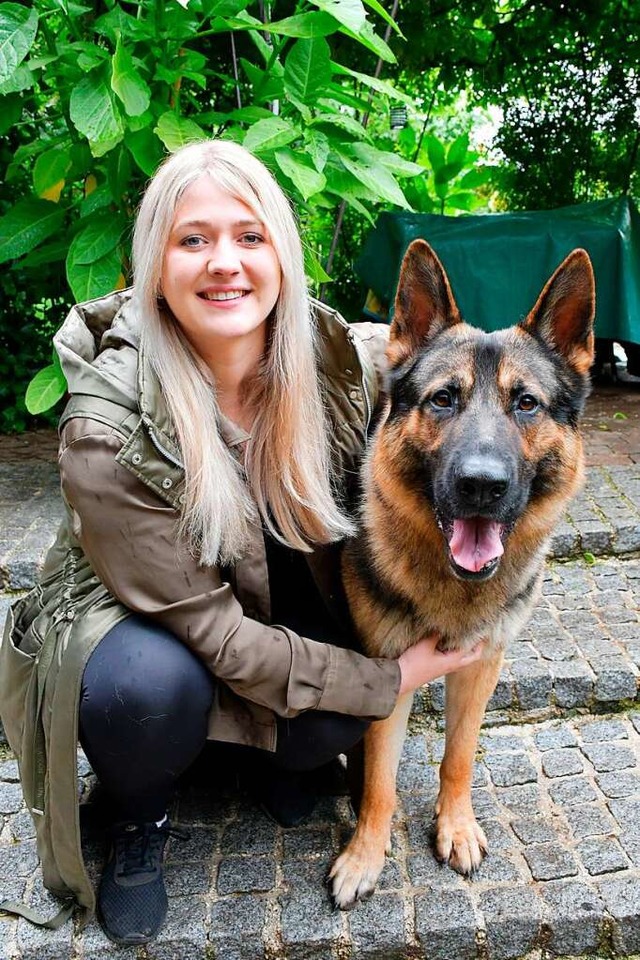 Luisa Bchtlin mit ihrem Schferhund Madox vom Timmelsjoch  | Foto: Heinz und Monika Vollmar