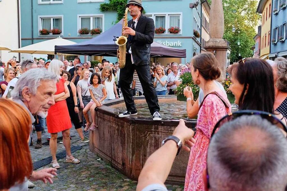 Der Saxophonist der Refrigerators sorgte am Samstagabend am Marktplatzbrunnen für eine besondere Einlage. (Foto: Hans-Peter Müller)