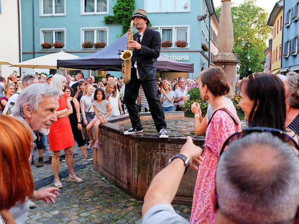 Der Saxophonist der Refrigerators sorgte am Samstagabend am Marktplatzbrunnen fr eine besondere Einlage.