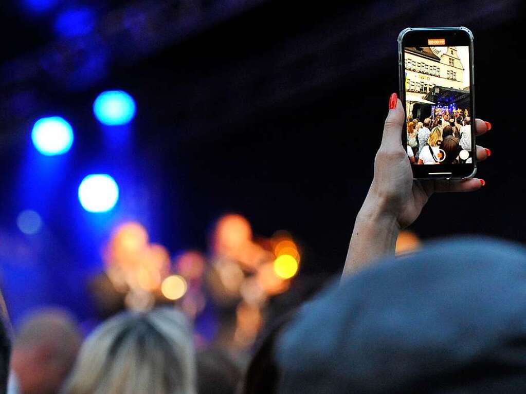 Beim Festival Wein und Musik in der Altstadt von Staufen strahlt die Sonne mit erlebnishungrigen Besuchern um die Wette. Nach langer Live-Auszeit sind auch die Musiker der 15 Bands auf drei Bhnen 