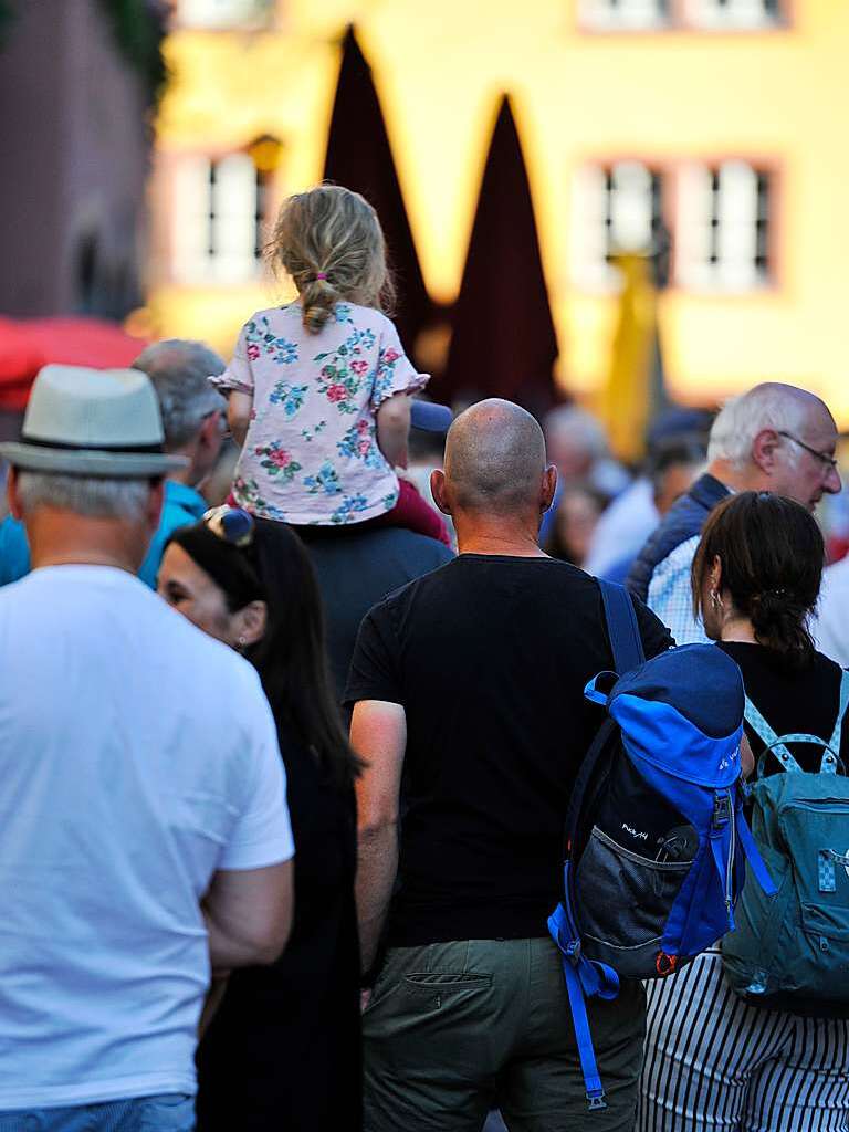 Beim Festival Wein und Musik in der Altstadt von Staufen strahlt die Sonne mit erlebnishungrigen Besuchern um die Wette. Nach langer Live-Auszeit sind auch die Musiker der 15 Bands auf drei Bhnen 