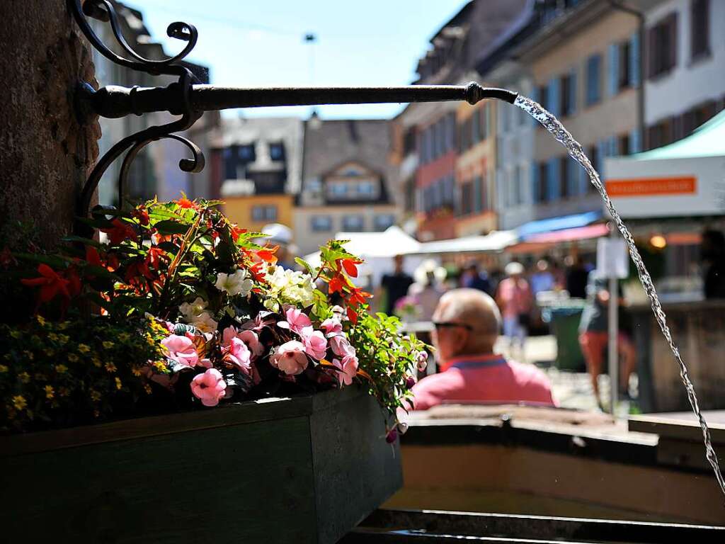 Beim Festival Wein und Musik in der Altstadt von Staufen strahlt die Sonne mit erlebnishungrigen Besuchern um die Wette. Nach langer Live-Auszeit sind auch die Musiker der 15 Bands auf drei Bhnen 