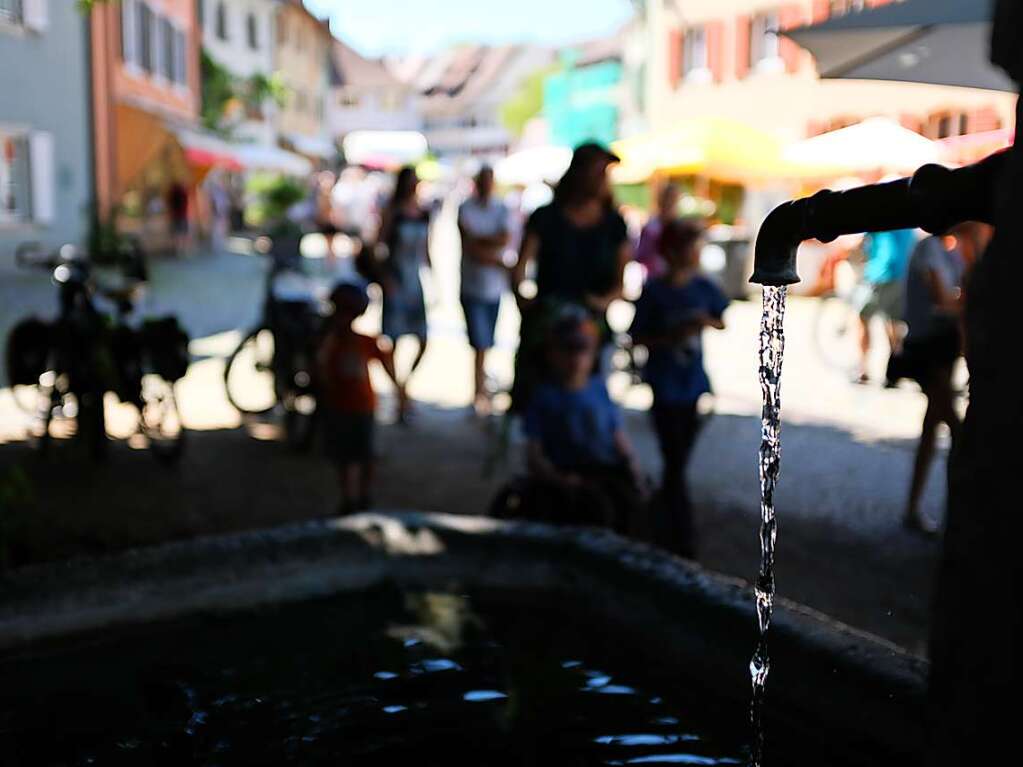 Beim Festival Wein und Musik in der Altstadt von Staufen strahlt die Sonne mit erlebnishungrigen Besuchern um die Wette. Nach langer Live-Auszeit sind auch die Musiker der 15 Bands auf drei Bhnen 