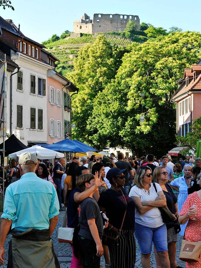 Beim Festival Wein und Musik in der Altstadt von Staufen strahlt die Sonne mit erlebnishungrigen Besuchern um die Wette. Nach langer Live-Auszeit sind auch die Musiker der 15 Bands auf drei Bhnen 