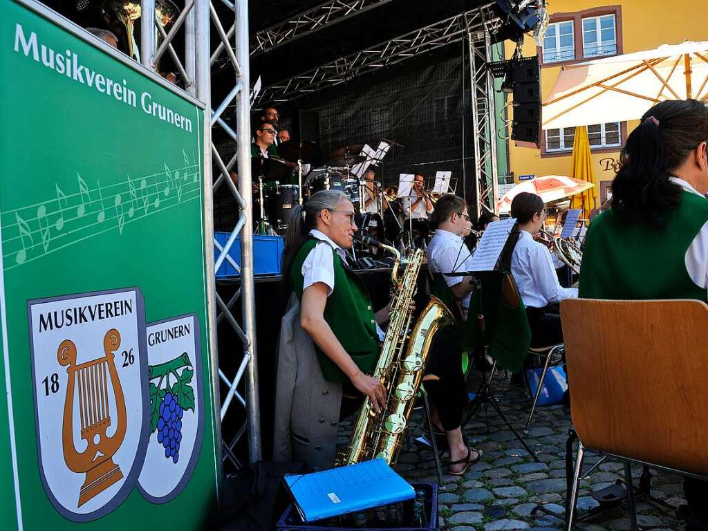 Zum Frhschoppenkonzert am Sonntagmorgen auf dem Marktplatz hatte der Musikverein Grunern mit Dirigent Rainer Beyer geladen und viele Blasmusikfans feierten mit.