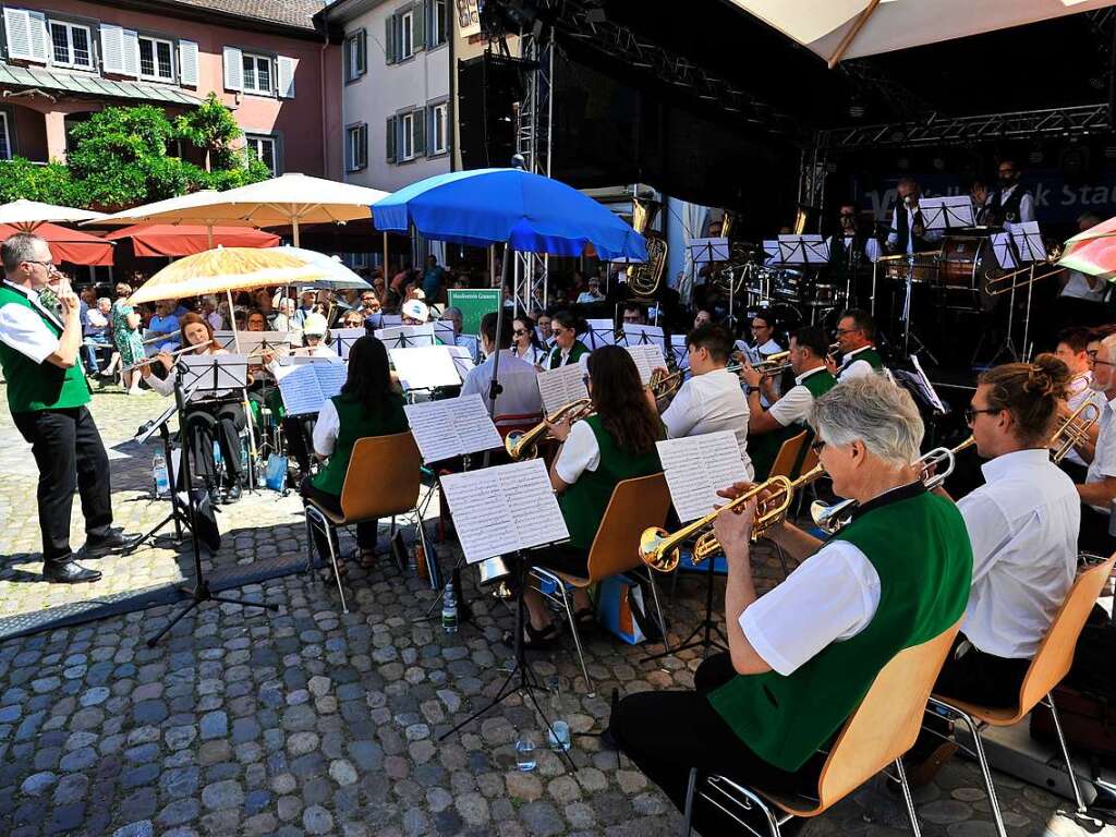 Zum Frhschoppenkonzert am Sonntagmorgen auf dem Marktplatz hatte der Musikverein Grunern mit Dirigent Rainer Beyer geladen und viele Blasmusikfans feierten mit.