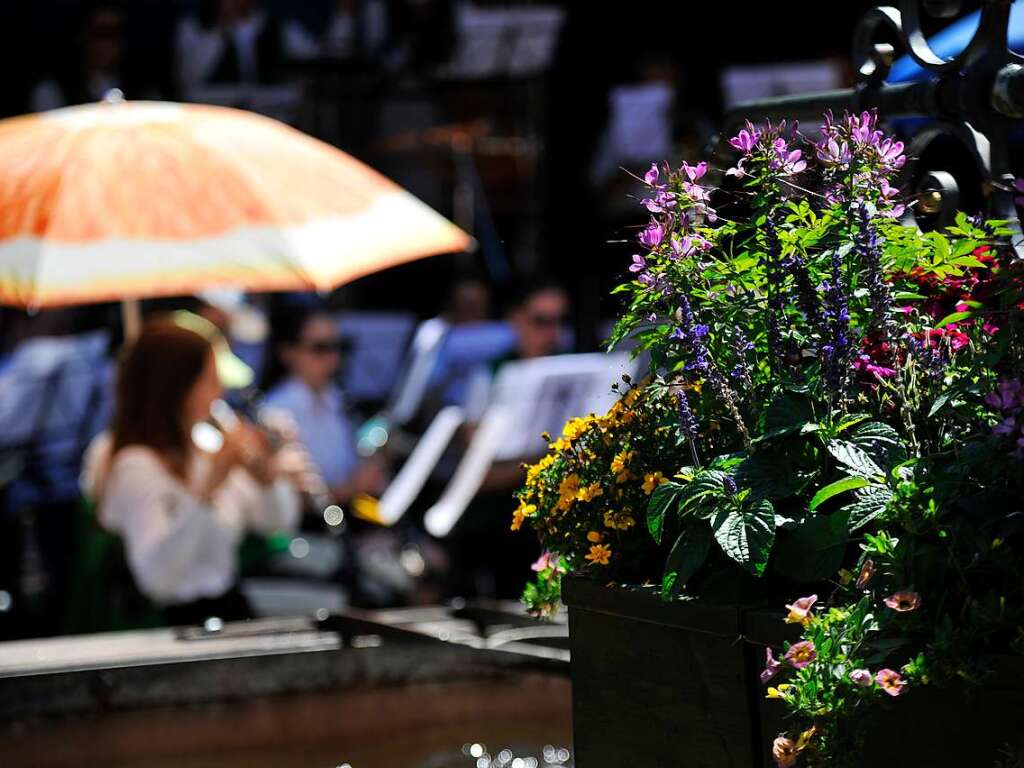 Zum Frhschoppenkonzert am Sonntagmorgen auf dem Marktplatz hatte der Musikverein Grunern mit Dirigent Rainer Beyer geladen und viele Blasmusikfans feierten mit.