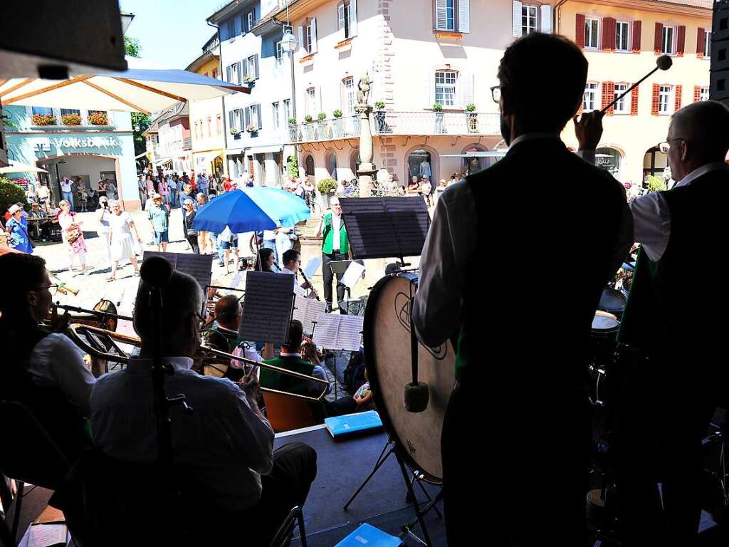 Zum Frhschoppenkonzert am Sonntagmorgen auf dem Marktplatz hatte der Musikverein Grunern mit Dirigent Rainer Beyer geladen und viele Blasmusikfans feierten mit.