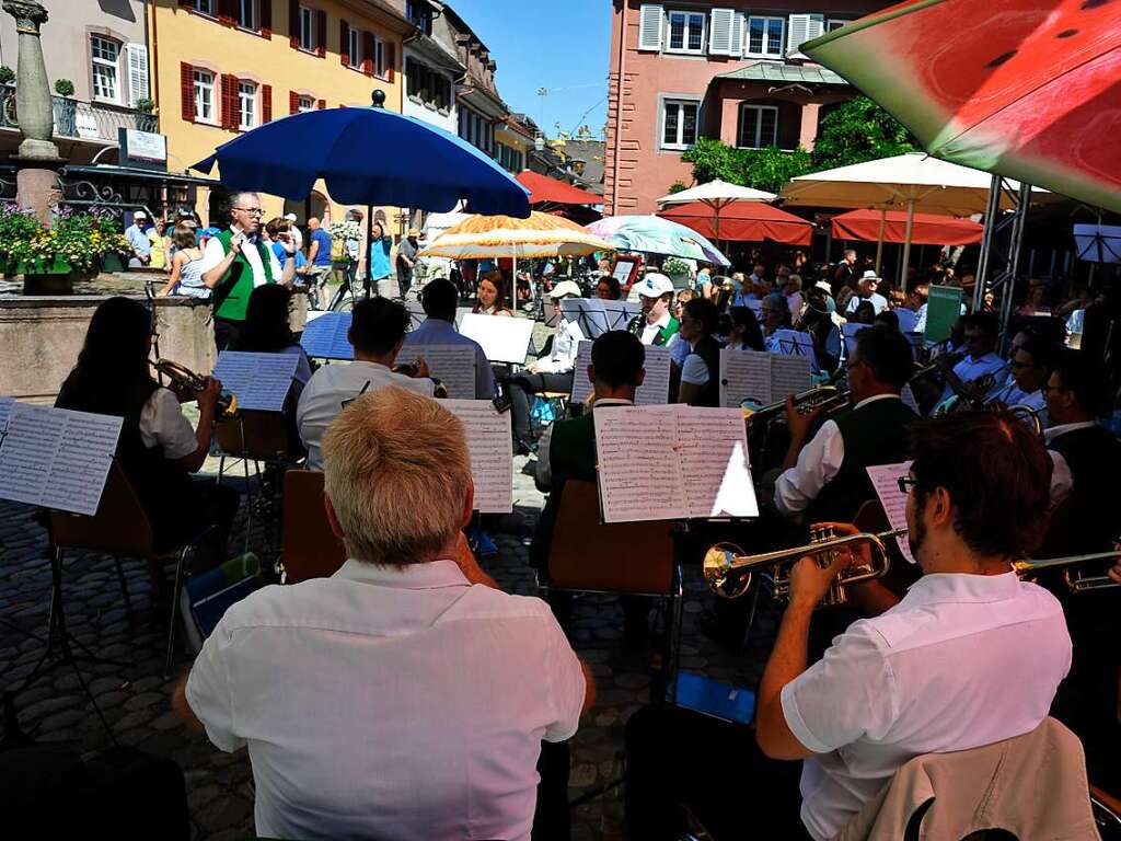 Zum Frhschoppenkonzert am Sonntagmorgen auf dem Marktplatz hatte der Musikverein Grunern mit Dirigent Rainer Beyer geladen und viele Blasmusikfans feierten mit.