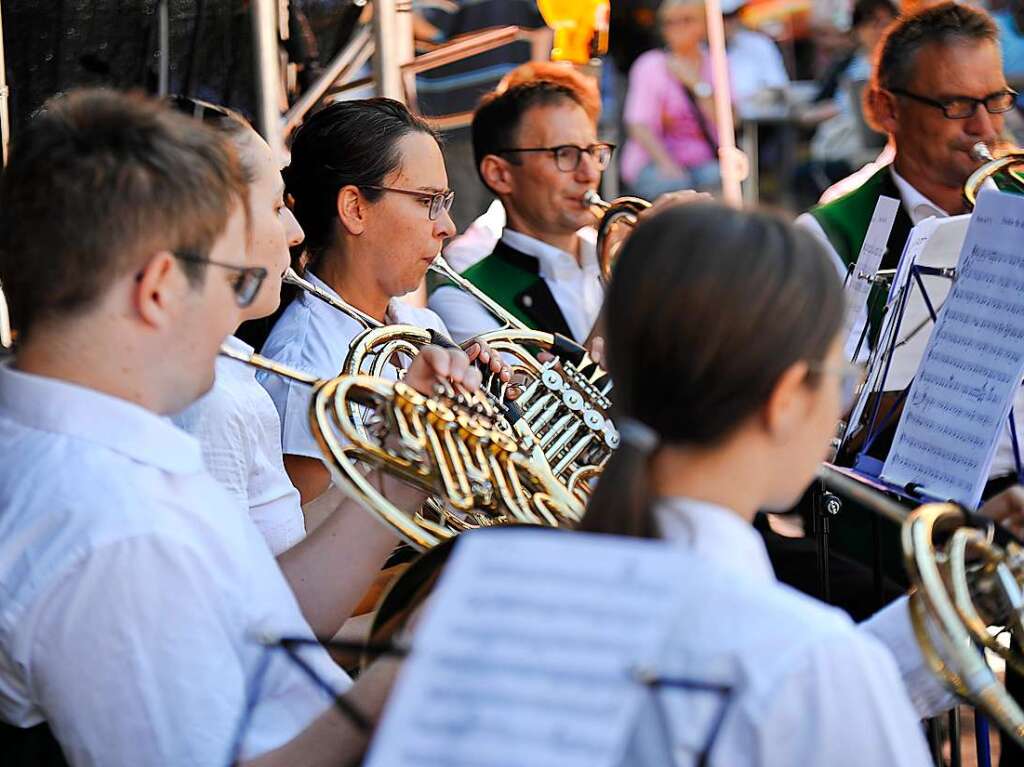 Zum Frhschoppenkonzert am Sonntagmorgen auf dem Marktplatz hatte der Musikverein Grunern mit Dirigent Rainer Beyer geladen und viele Blasmusikfans feierten mit.