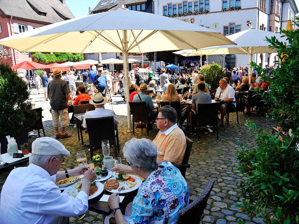 Zum Frhschoppenkonzert am Sonntagmorgen auf dem Marktplatz hatte der Musikverein Grunern mit Dirigent Rainer Beyer geladen und viele Blasmusikfans feierten mit.