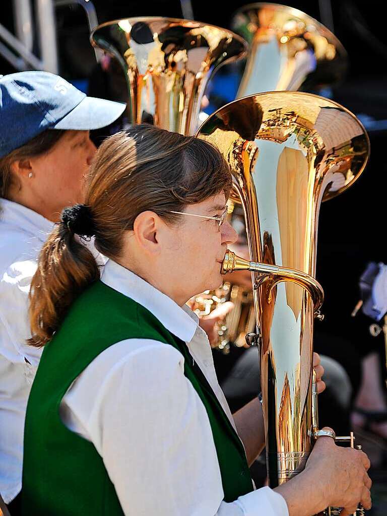 Zum Frhschoppenkonzert am Sonntagmorgen auf dem Marktplatz hatte der Musikverein Grunern mit Dirigent Rainer Beyer geladen und viele Blasmusikfans feierten mit.