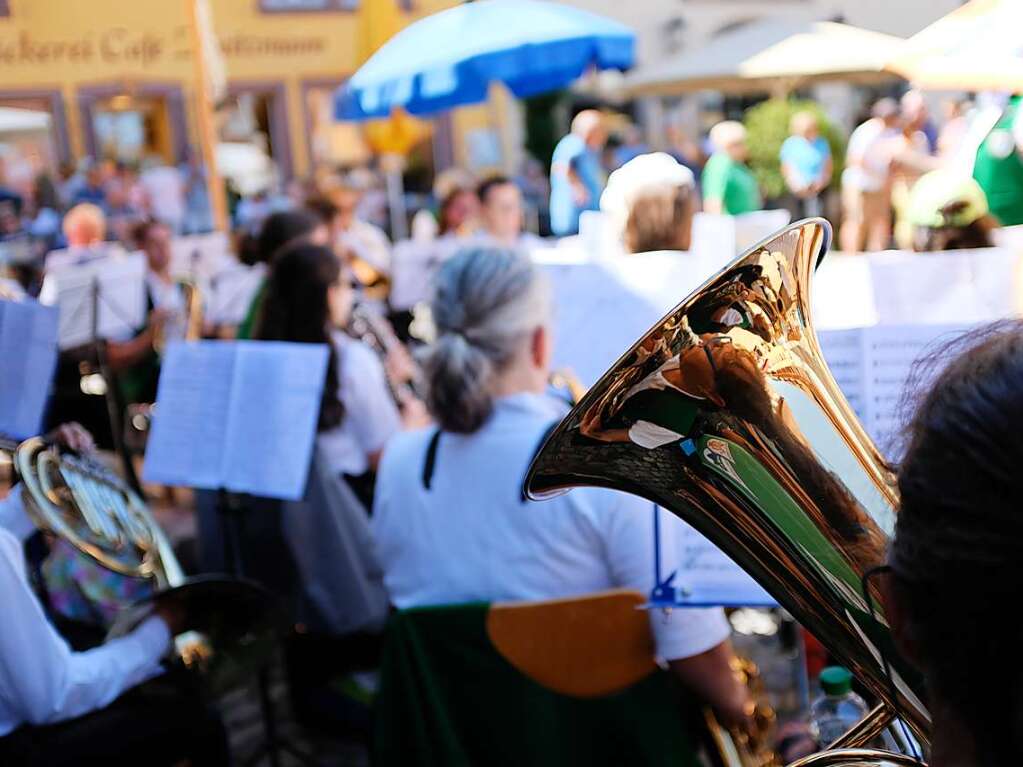 Zum Frhschoppenkonzert am Sonntagmorgen auf dem Marktplatz hatte der Musikverein Grunern mit Dirigent Rainer Beyer geladen und viele Blasmusikfans feierten mit.