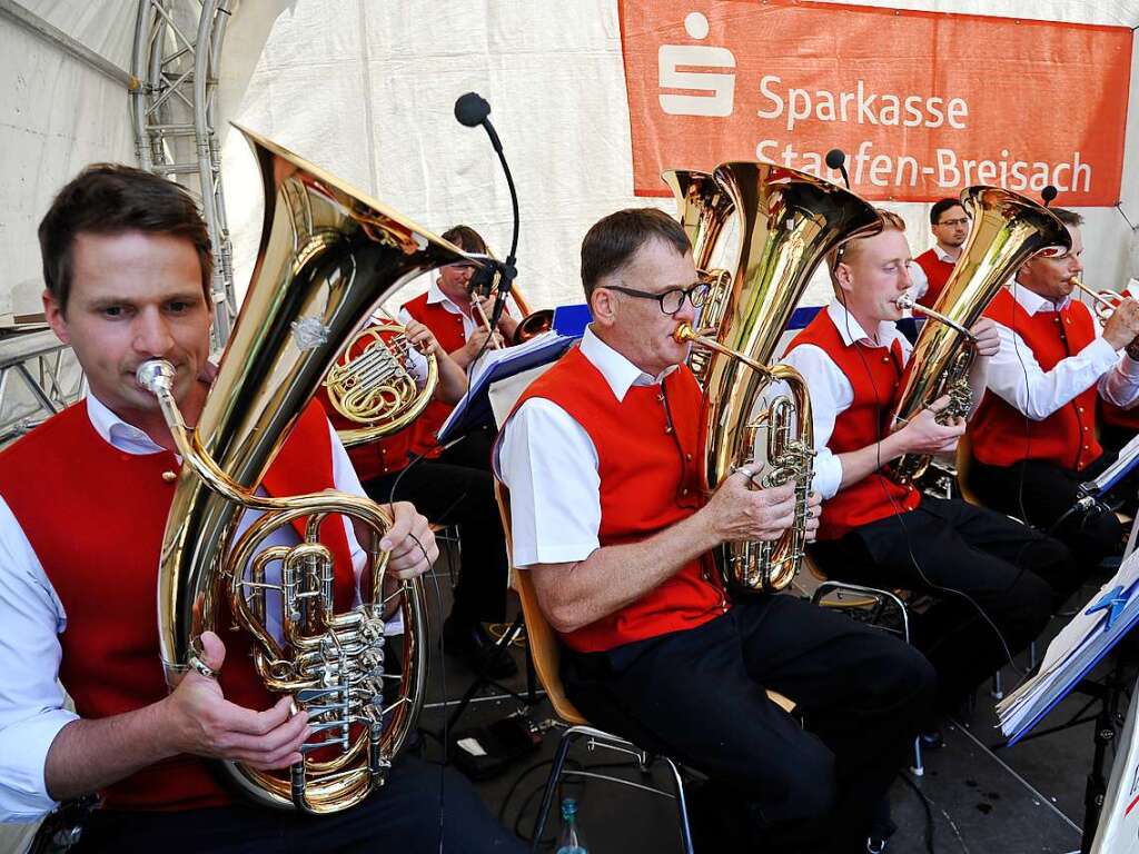 Weiter ging’s mit Blasmusik mit den St. Ulricher Musikanten am Samstagmittag auf der Bhne am Kronenplatz