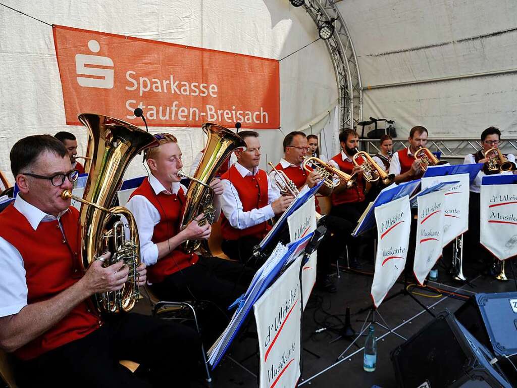 Weiter ging’s mit Blasmusik mit den St. Ulricher Musikanten am Samstagmittag auf der Bhne am Kronenplatz