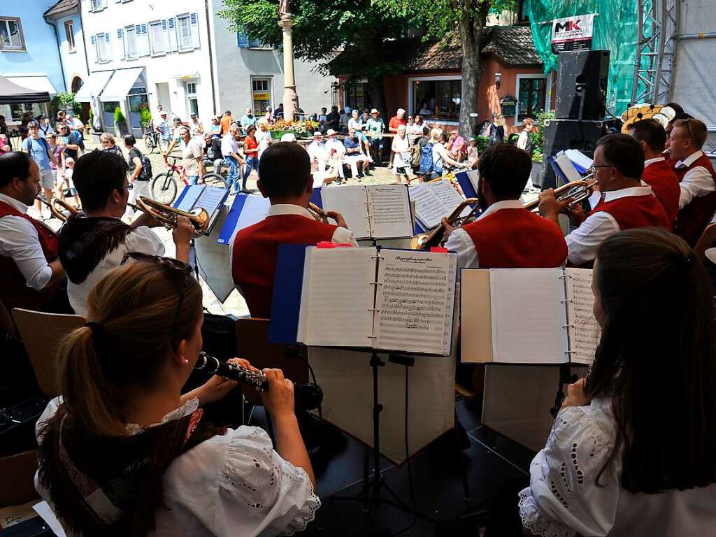 Weiter ging’s mit Blasmusik mit den St. Ulricher Musikanten am Samstagmittag auf der Bhne am Kronenplatz