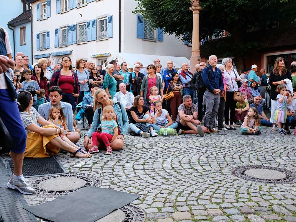 Beim Festival Wein und Musik in der Altstadt von Staufen strahlt die Sonne mit erlebnishungrigen Besuchern um die Wette. Nach langer Live-Auszeit sind auch die Musiker der 15 Bands auf drei Bhnen 