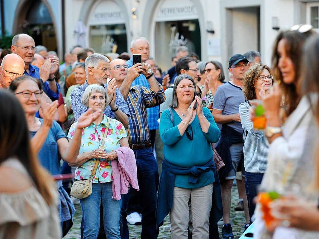 Beim Festival Wein und Musik in der Altstadt von Staufen strahlt die Sonne mit erlebnishungrigen Besuchern um die Wette. Nach langer Live-Auszeit sind auch die Musiker der 15 Bands auf drei Bhnen 