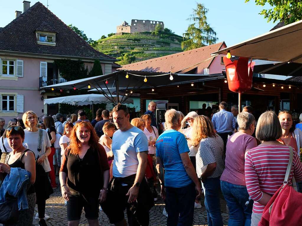 Beim Festival Wein und Musik in der Altstadt von Staufen strahlt die Sonne mit erlebnishungrigen Besuchern um die Wette. Nach langer Live-Auszeit sind auch die Musiker der 15 Bands auf drei Bhnen 