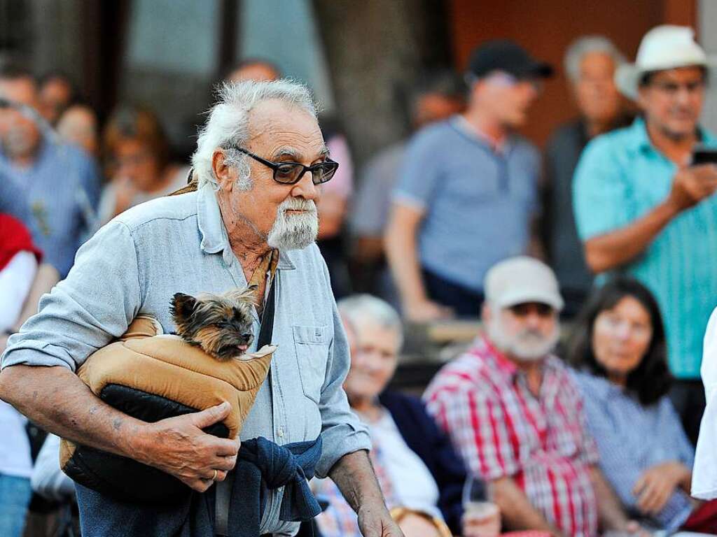 Beim Festival Wein und Musik in der Altstadt von Staufen strahlt die Sonne mit erlebnishungrigen Besuchern um die Wette. Nach langer Live-Auszeit sind auch die Musiker der 15 Bands auf drei Bhnen 