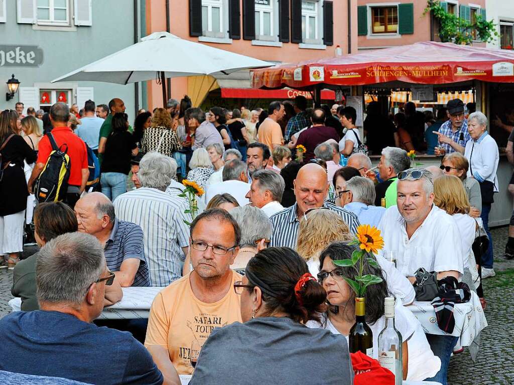 Beim Festival Wein und Musik in der Altstadt von Staufen strahlt die Sonne mit erlebnishungrigen Besuchern um die Wette. Nach langer Live-Auszeit sind auch die Musiker der 15 Bands auf drei Bhnen 