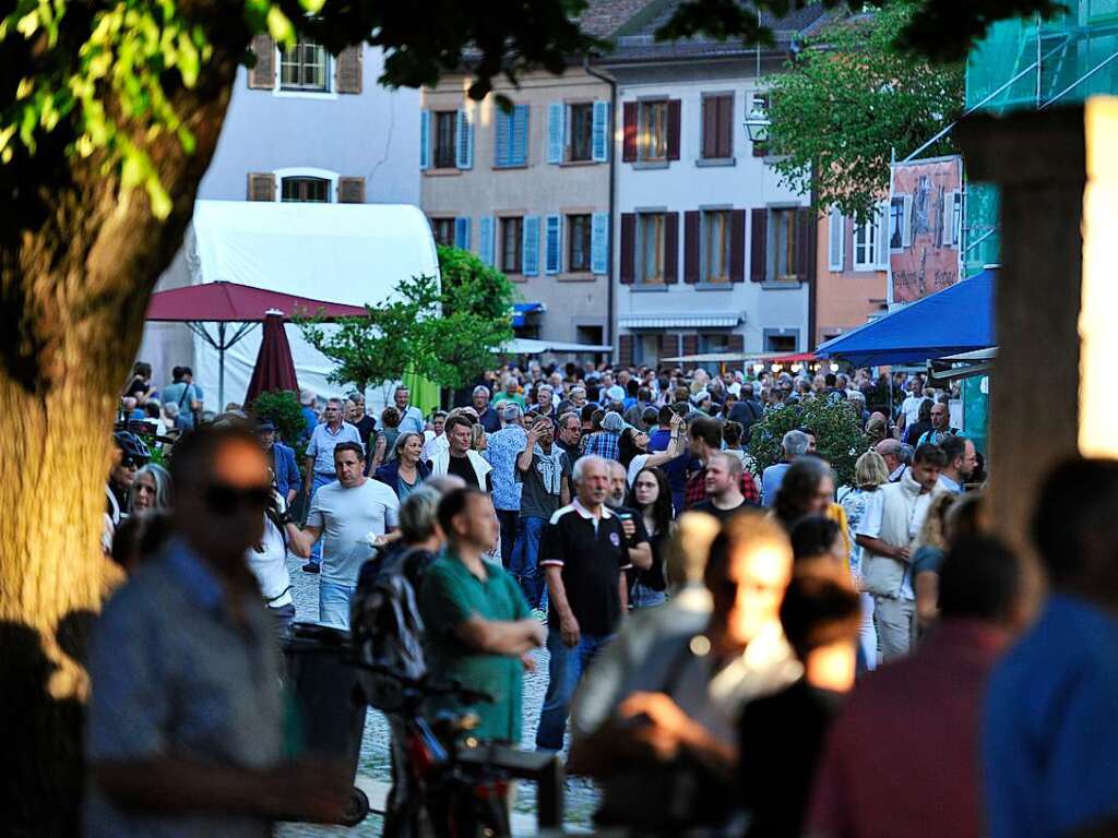 Beim Festival Wein und Musik in der Altstadt von Staufen strahlt die Sonne mit erlebnishungrigen Besuchern um die Wette. Nach langer Live-Auszeit sind auch die Musiker der 15 Bands auf drei Bhnen 