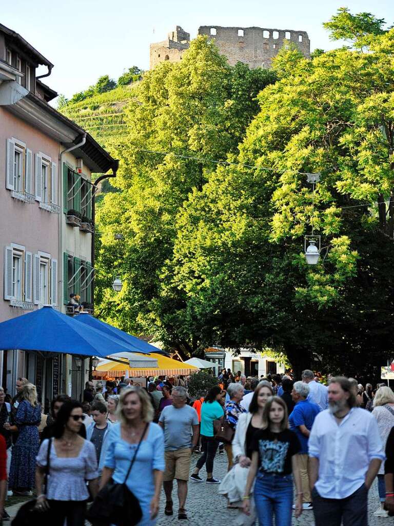 Beim Festival Wein und Musik in der Altstadt von Staufen strahlt die Sonne mit erlebnishungrigen Besuchern um die Wette. Nach langer Live-Auszeit sind auch die Musiker der 15 Bands auf drei Bhnen 