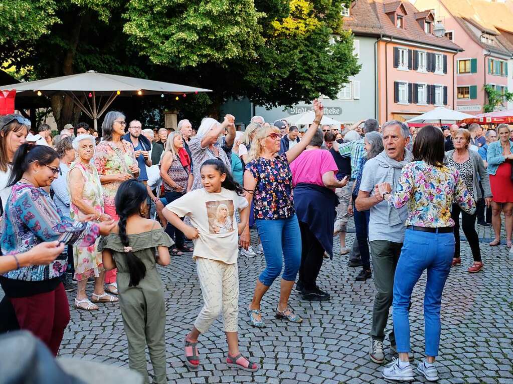 Beim Festival Wein und Musik in der Altstadt von Staufen strahlt die Sonne mit erlebnishungrigen Besuchern um die Wette. Nach langer Live-Auszeit sind auch die Musiker der 15 Bands auf drei Bhnen 