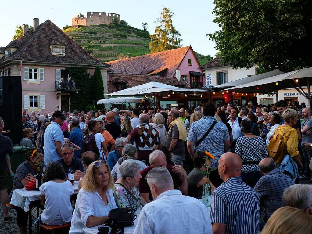 Beim Festival Wein und Musik in der Altstadt von Staufen strahlt die Sonne mit erlebnishungrigen Besuchern um die Wette. Nach langer Live-Auszeit sind auch die Musiker der 15 Bands auf drei Bhnen 