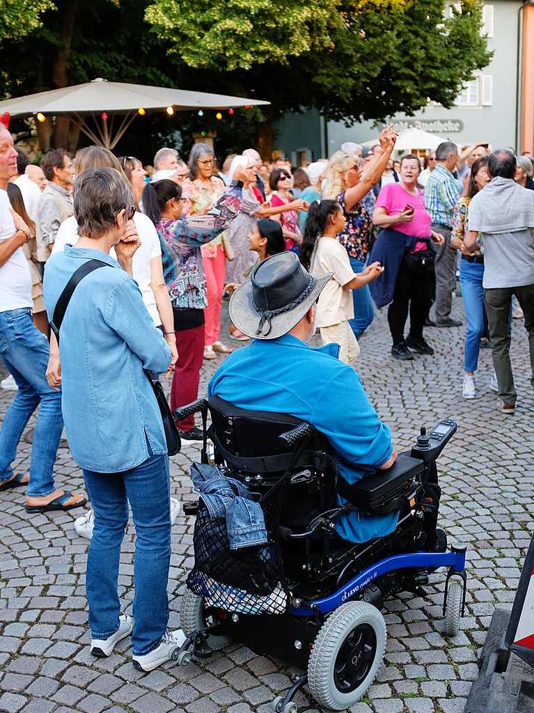 Beim Festival Wein und Musik in der Altstadt von Staufen strahlt die Sonne mit erlebnishungrigen Besuchern um die Wette. Nach langer Live-Auszeit sind auch die Musiker der 15 Bands auf drei Bhnen 