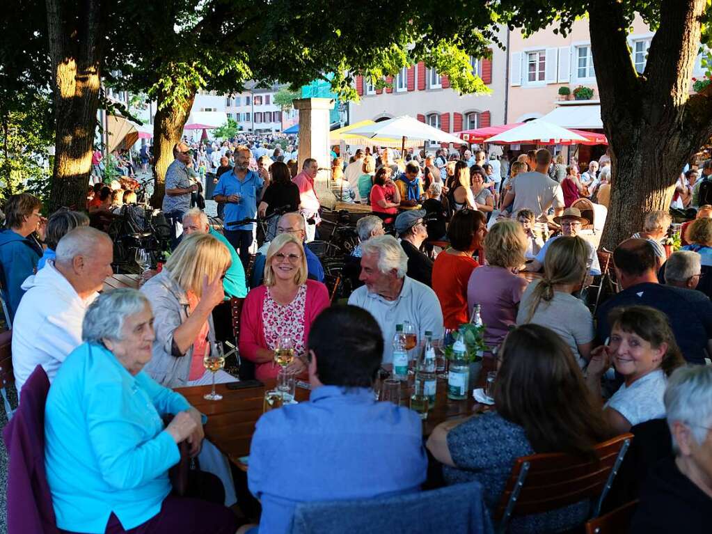 Beim Festival Wein und Musik in der Altstadt von Staufen strahlt die Sonne mit erlebnishungrigen Besuchern um die Wette. Nach langer Live-Auszeit sind auch die Musiker der 15 Bands auf drei Bhnen 