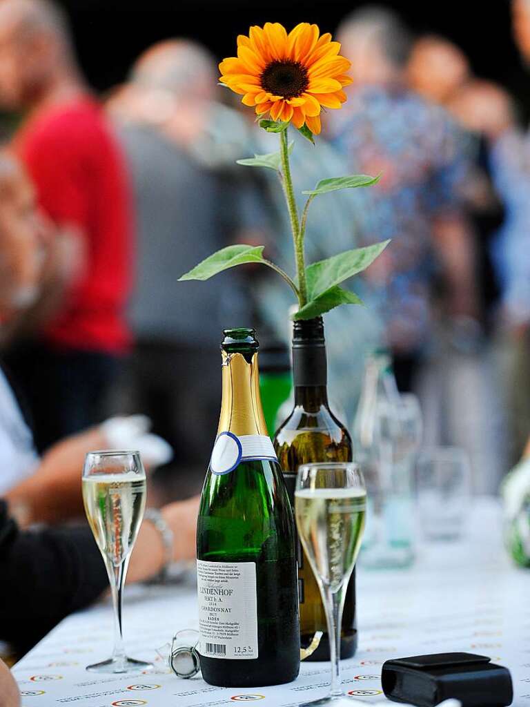 Beim Festival Wein und Musik in der Altstadt von Staufen strahlt die Sonne mit erlebnishungrigen Besuchern um die Wette. Nach langer Live-Auszeit sind auch die Musiker der 15 Bands auf drei Bhnen 