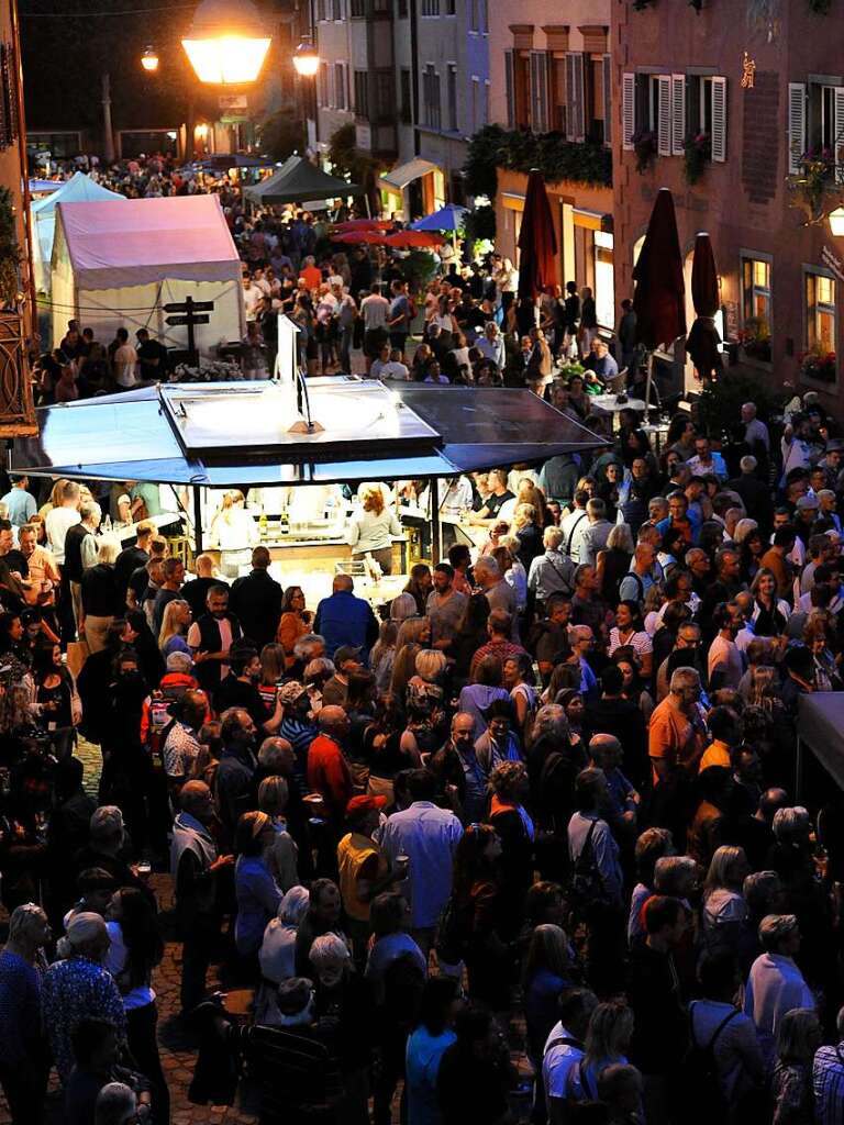 Beim Festival Wein und Musik in der Altstadt von Staufen strahlt die Sonne mit erlebnishungrigen Besuchern um die Wette. Nach langer Live-Auszeit sind auch die Musiker der 15 Bands auf drei Bhnen 