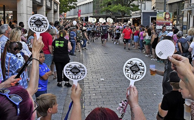 &#8222;No eis&#8220; forderten Fans auf Schildern von den Musiken.  | Foto: Barbara Ruda