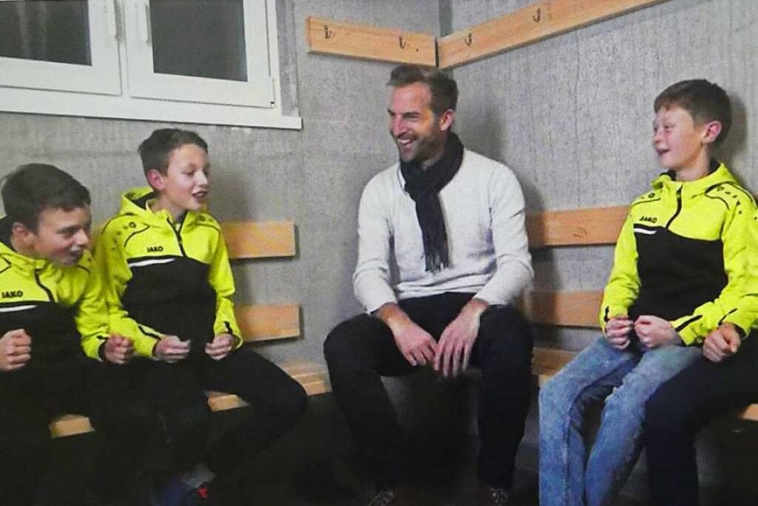 Hölzle &#8211; Bruck: Stefan Meyer mit jungen Kickern des HSV in der Kabine.  | Foto: SV Hölzlebruck