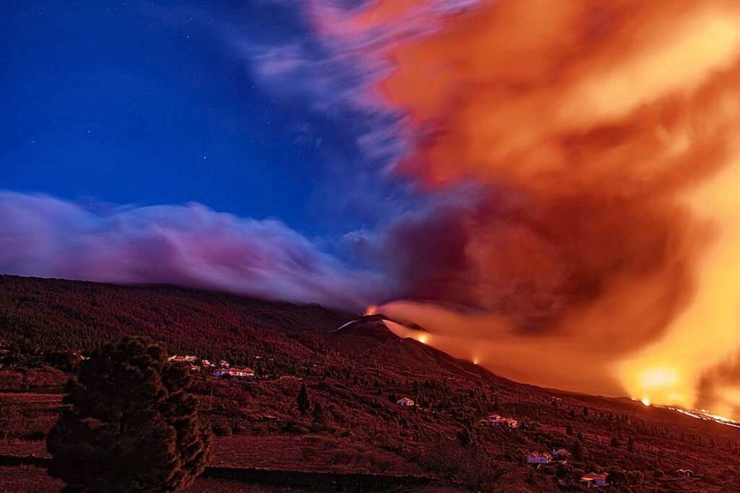 Asche- und Lavawolken kommen aus dem V...ieja. (Aufnahme vom 12. November 2021)  | Foto: Kike Rincón (dpa)