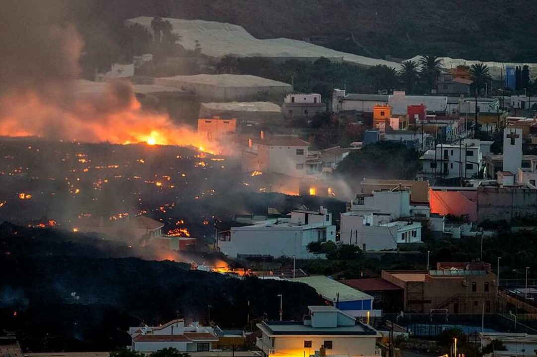 Lavaströme aus dem Vulkan zerstören Hä...Palma. (Aufnahme vom 21. Oktober 2021)  | Foto: Saul Santos (dpa)