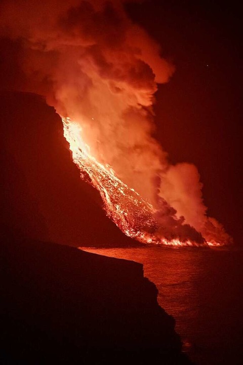 Lava aus dem Vulkan auf der Kanarische...eer. (Aufnahme vom 29. September 2021)  | Foto: Saul Santos (dpa)