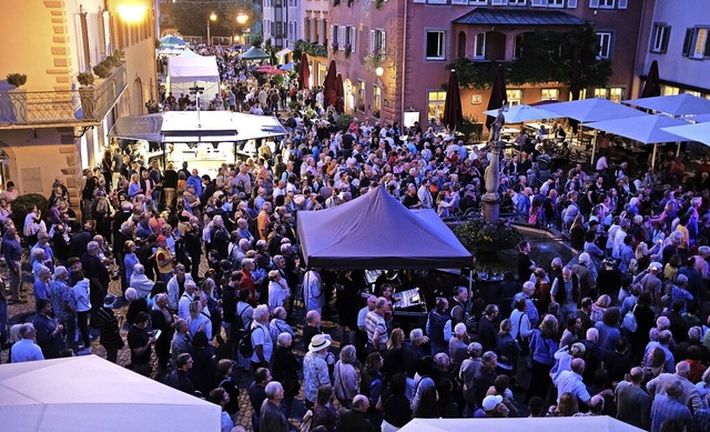 War da was mit Corona? Volle Altstadt ... Stimmung, umlagerte Stnde und Bhnen  | Foto: Hans-Peter Mller