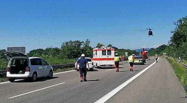 Zwei Rettungshubschrauber aus der Schw...all auf der A5 am Samstag im Einsatz.   | Foto: Matthais Reinbold/ DRK Freiburg