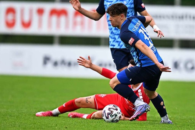 Simon Walter (blaues Trikot) gehrte w...flligsten Spieler beim FC Denzlingen.  | Foto: Achim Keller