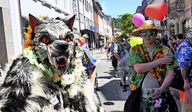 Manche Hstrger lieen es sich trotz ...st sich vortrefflich Konfetti werfen.   | Foto: Barbara Ruda