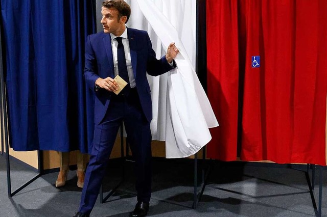 Emmanuel Macron, Prsident von Frankreich, verlsst die Wahlkabine  | Foto: Ludovic Marin (dpa)
