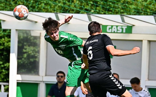 Samuel Fabender  (grnes Trikot) erzi...ger in dieser Szene das Nachsehen hat.  | Foto: Achim Keller