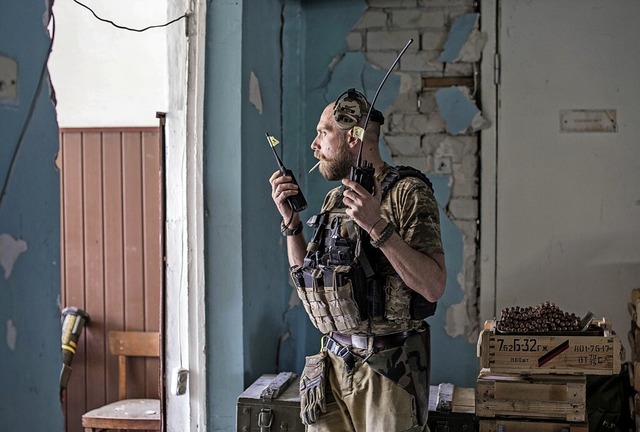 Ukrainischer Soldat bei Kmpfen in der Stadt Sjewjerodonezk   | Foto: Oleksandr Ratushniak