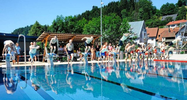 Tradition hat das Anbaden im Elzacher ...d in das vllig neues Schwimmerbecken.  | Foto: Markus Zimmermann