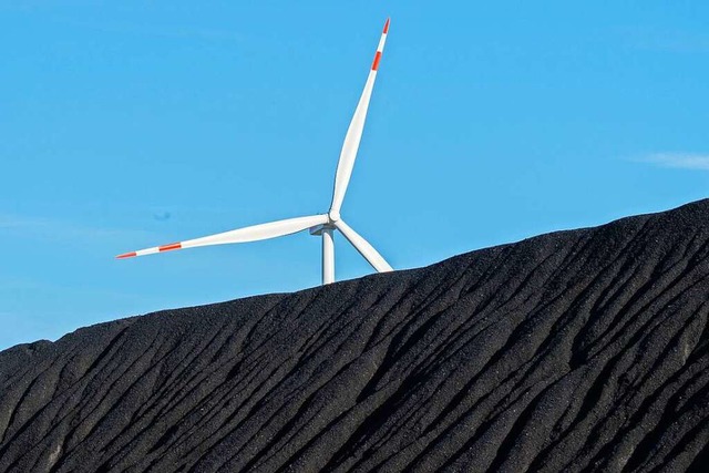 Kohle ist noch immer ein wichtiger Ene...ie Windkraft haben Vor- und Nachteile.  | Foto: Julian Stratenschulte (dpa)