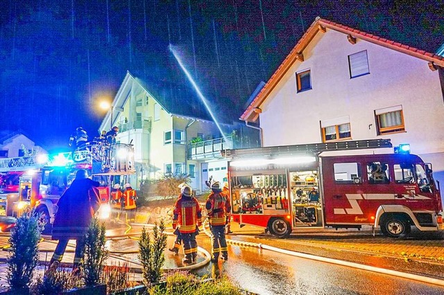 Die Feuerwehr bei ihrem Einsatz in Oberschopfheim  | Foto: Einsatz-Report24