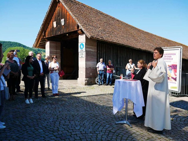 Pfarrerin Beate Jaeschke und Pfarreise...schen Stein in kumenischer Eintracht.  | Foto: Michael Gottstein