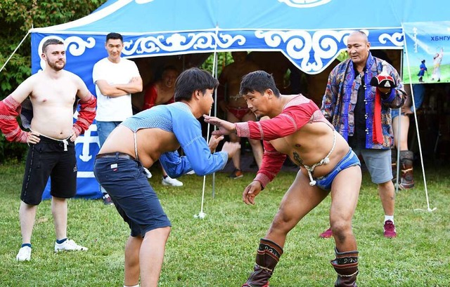 Zum Mongolei-Festival am Weinschlsschen gehrten auch Ringkampf-Vorfhrungen.  | Foto: Rita Eggstein
